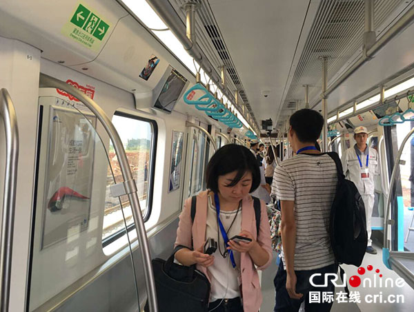 车辆内部(摄影 刘江) 据悉,车辆外观设计由中车四方股份联合国际知名的设计公司——英国PG公司联合设计。车体采用国际最流行的A型铝合金车体构成,使用符合国际最高标准的铝合金原材料。列车整体造型采用流线型加以工程化设计,车体色带与头灯头灯浑然一体,外观运用时尚、简洁、流畅的设计元素,车厢整体盲窗效果设计使整车外观充满时尚的现代气息。据悉,列车最高运行速度为80km/h,列车宽3米,总长140米,全车定员1828人,最大载客量高达2604人,具有安全美观、载客量大、宽敞舒适的特点。