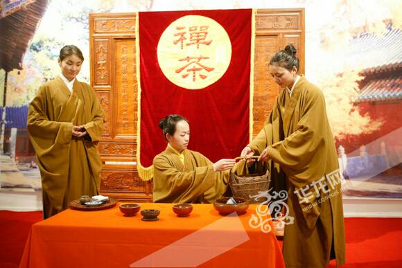来自北京大觉寺明慧茶院的专业茶艺师，穿着禅服进行禅茶表演。记者 石涛 摄