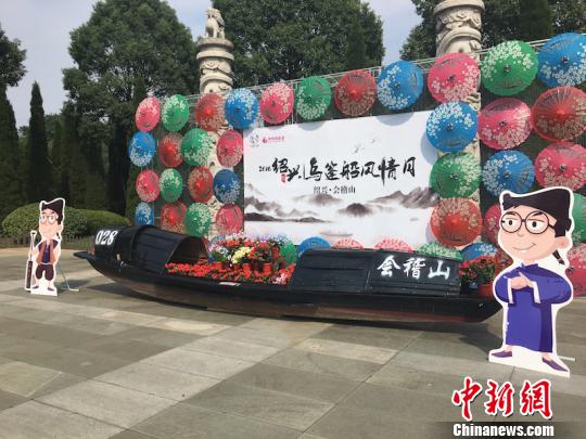 乌篷船风情月。 李倩倩 摄