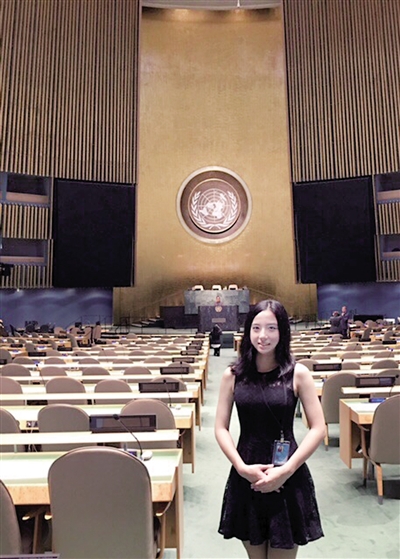 黄晶汤娜在联合国实习的照片。