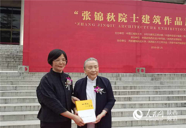 建工出版社王莉总编向张锦秋院士赠送书籍《从传统走向未来》。李志强摄