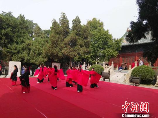 山西首办汉文化节 国学圈人士“秀”民族服饰