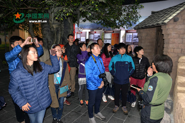 中国军网记者参加“长征路上奔小康”网络媒体“走转改”大型主题采访活动。图为媒体记者参观红军长征纪念馆。