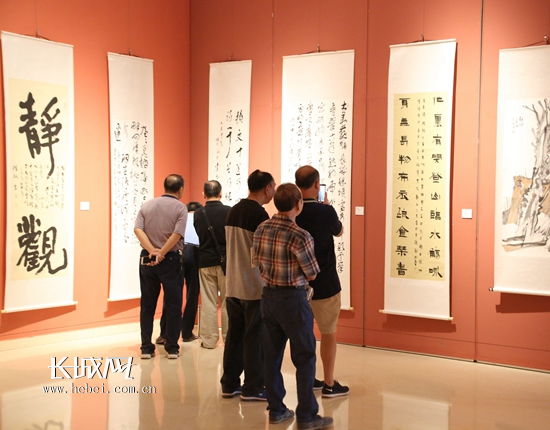 书画爱好者参观展览。河北省文联供图