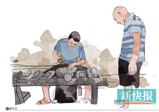 ●揉好的墨团还要反复捶打,拎着40多斤重的大铁锤,并不容易。