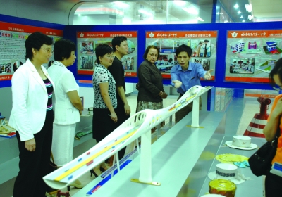 联合国教科文组织官员在厦门一中参观科技发明创造。