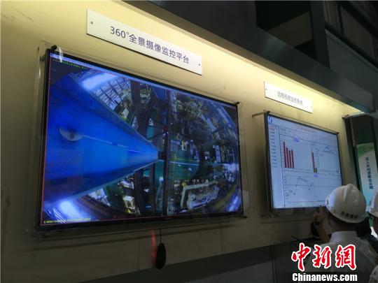 图为金丰（中国）机械工业有限公司内的全景监控平台　李佳赟　摄