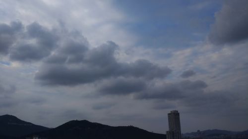 济南实拍：东北风劲吹 乌云擦着千佛山顶飞  齐鲁晚报 记者  周青先 摄