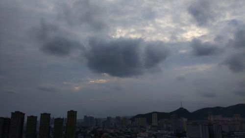 济南实拍：东北风劲吹 乌云擦着千佛山顶飞  齐鲁晚报 记者  周青先 摄