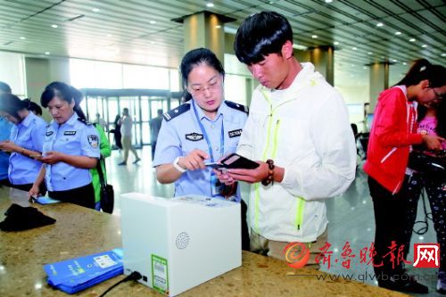 ▲市民在车管所大厅内打印停车贴。