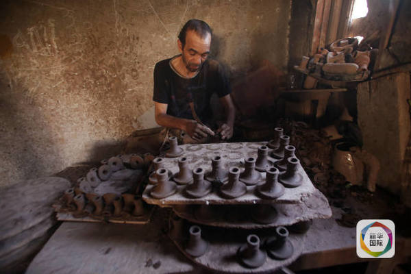 　　埃及福斯塔特陶器村中的陶艺作坊，艾哈迈德·戈马摄