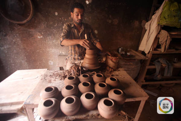 　　埃及福斯塔特陶器村中的陶艺作坊，艾哈迈德·戈马摄