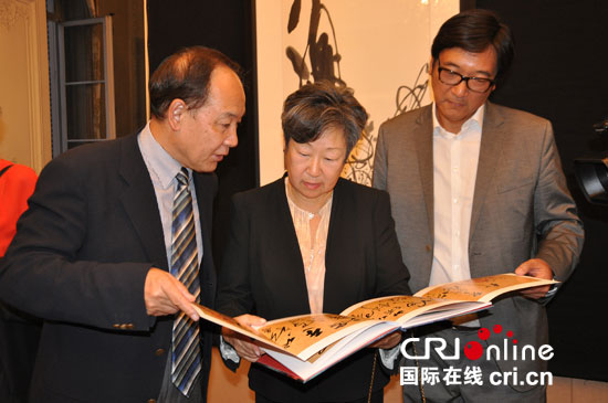 朱德群的夫人董景昭（中）、儿子朱以峰（右）出席展览开幕式。