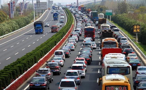 交管部门发布国庆出行预测报告 市民尽量错峰出行_凤凰资讯
