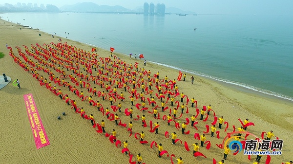 　　9月29日，人们在三亚湾齐跳广场舞，喜迎国庆佳节。南海网记者沙晓峰摄