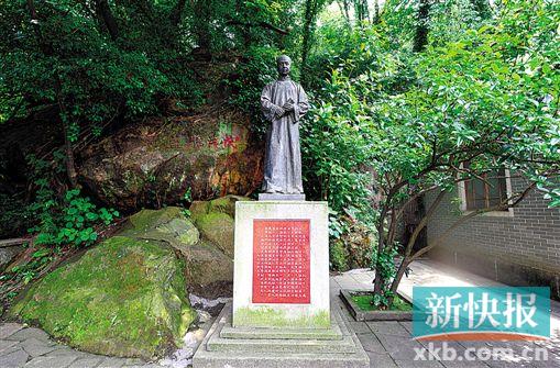■康有为雕塑。