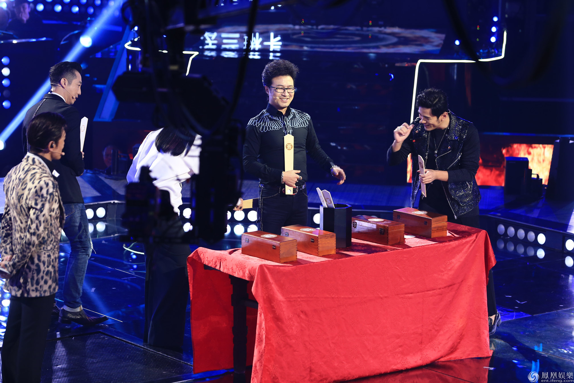 杰伦赞汪峰屁股翘?《新歌声》导师上演袭臀大