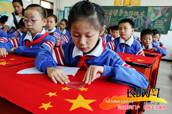 小学生手工制作国旗。闫飞 摄 长城网邯郸9月29日讯(记者 武萌 通讯员 程学虎 闫飞)29日,邯郸市广平县广平小学开展制作国旗迎国庆主题教育活动,孩子们亲手制作心中最美国旗,表达对祖国的无限热爱,祝福祖国母亲67岁的华诞。
