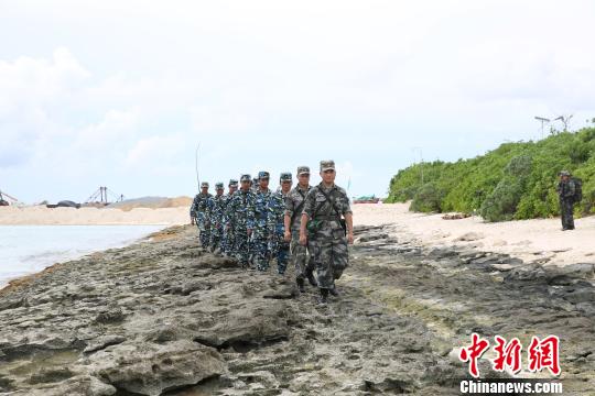 三沙警备区组织民兵对岛礁进行常态化巡逻。　李书兵 摄