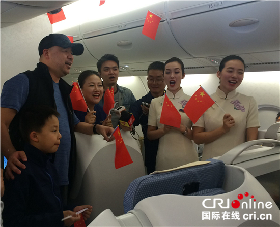 南航广州飞北京航班的旅客在万米高空庆祝国庆