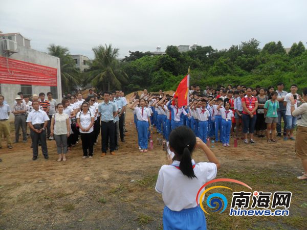 海口市秀英干部群众烈士纪念日缅怀王海萍和梁惠贞烈士