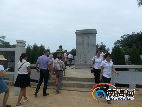 群众以及学生来到长流镇堂善村王海萍烈士纪念园缅怀革命先驱王海萍