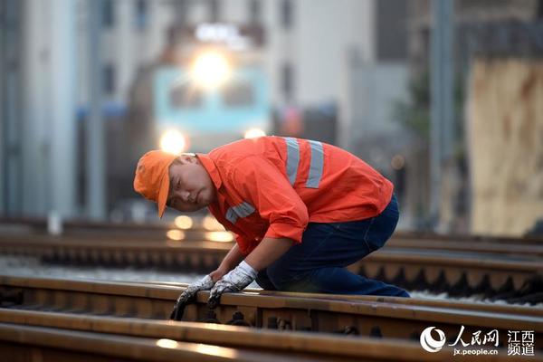 10月1日，南昌工务段职工雷晓龙在南昌站铁道线路对设备进行检查。（鲍赣生 摄）