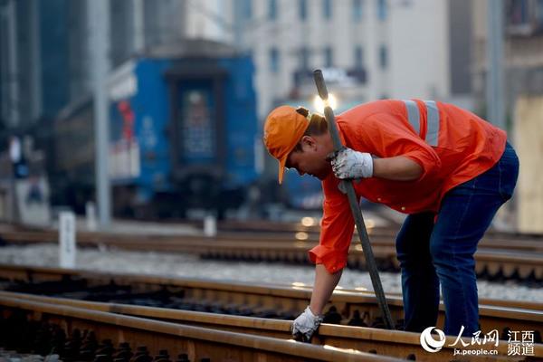 10月1日，南昌工务段职工雷晓龙在南昌站铁道线路对设备进行检查。（鲍赣生 摄）