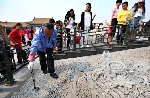 游客往乾清宫云龙石雕投硬币 清洁工制止不管