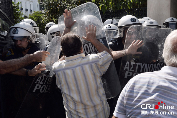希腊退休人员示威与警方激烈冲突 抗议削减养