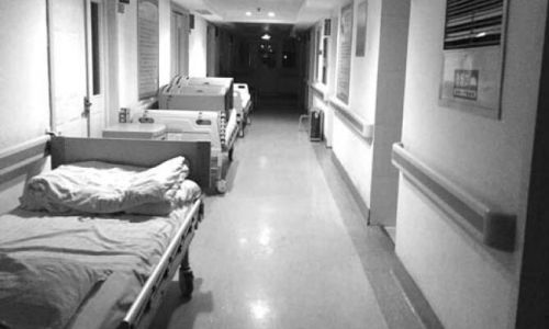 4日晚，莱钢医院走廊静悄悄。齐鲁晚报记者时培磊摄