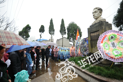 扫墓人员向烈士默哀。通讯员 苏展 摄