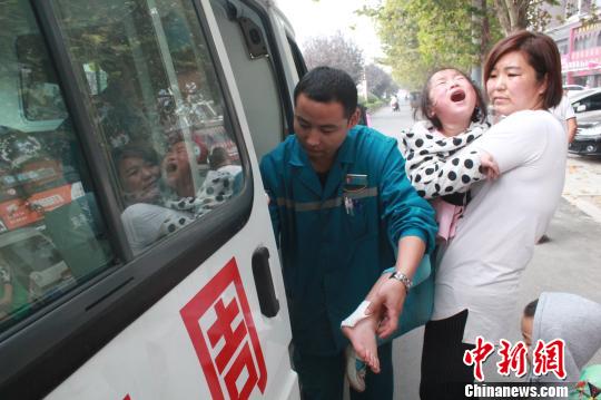 女孩获救后,被送上了救护车。 付泉 摄