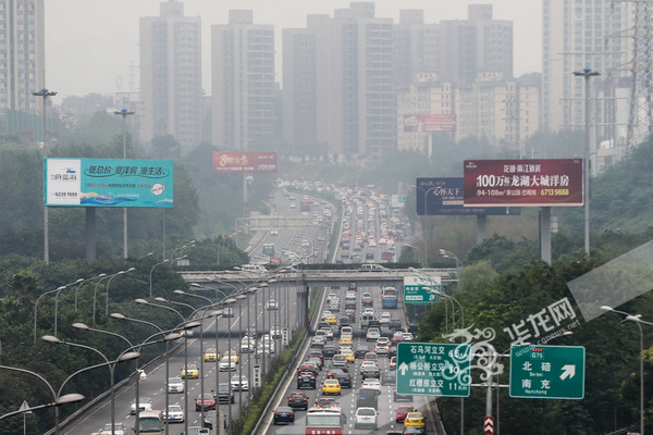10月7日下午16点左右，内环高速北环立交附近车流量较大，市民可参考路况提醒选择合适的道路通行。记者 石涛 摄