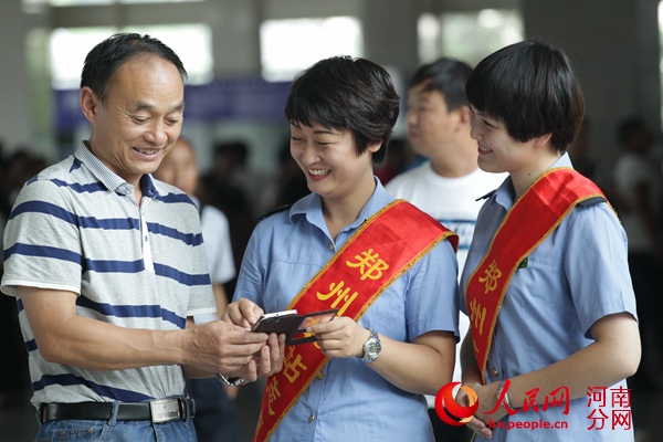 梁丹丹在为乘客提供服务 李静 摄