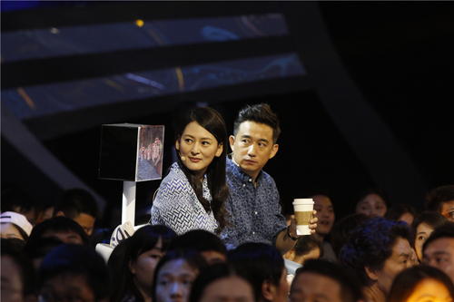 《我们相爱吧》素人CP男主角登场 李纳留灯倒