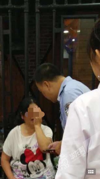 民警劝说老人就医。江北警方供图。