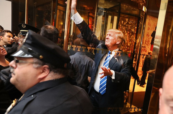 在纽约特朗普大楼外面，特朗普向支持者挥手致意。（网页截图）