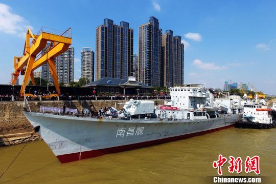 当天上午12时许,南昌舰缓缓停泊在了南昌市凤凰洲市民公园赣江水域。 刘占昆摄