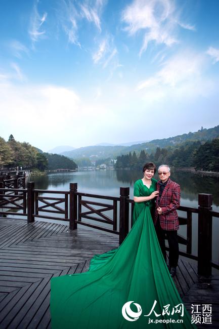 七旬爷爷奶奶在江西庐山拍金婚照,出镜气场不输年轻人。(李剑涛/摄)