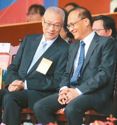 “双十大会”昨在蔡英文办公室前举行，前台湾地区副领导人吴敦义（左）与台“行政院长”林全（右）两人趁空交谈。 记者林伯东／摄影 图片来源：台湾《联合报》