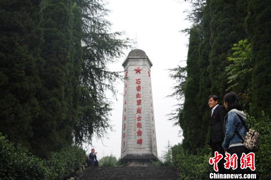 图为綦江修建了石壕红军烈士墓和纪念碑缅怀红军烈士 高吕艳杏 摄