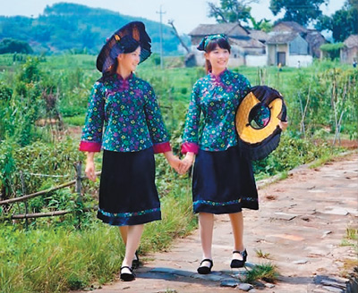 漫步在广东雁洋的客家女孩