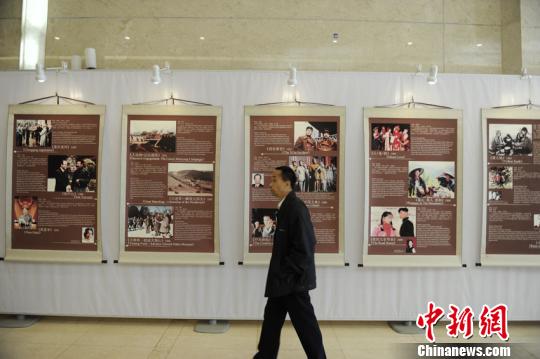 作为第十三届中国长春电影节重要组成部分的中国电影百年展在长春开展，逾200部镌刻时代印记的优秀作品把中国电影发展百年历程的精粹集中展示出来。　张瑶　摄