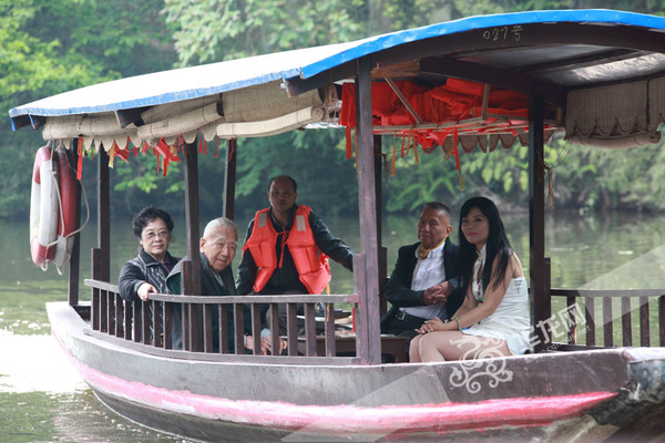 2015年5月，庄奴与夫人（左一）以及搭档古月（左宏元）和最后一个弟子马丽在重庆江津四面山乘船游览。通讯员 李晓 摄