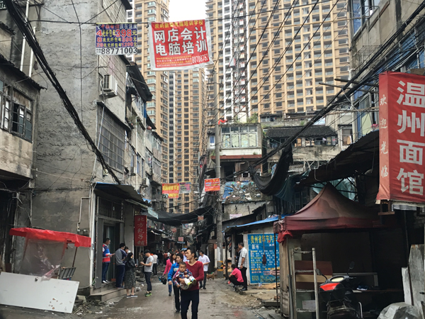 安置工程项目高楼紧挨中央涂村本文图片均来自澎湃新闻记者杨亚东