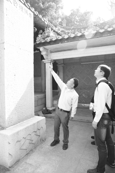 专家讲解“青阳乡约记碑”。