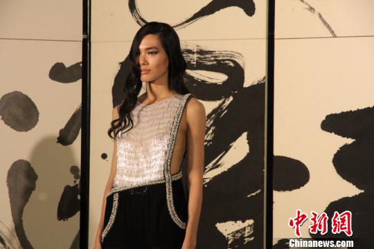 台北时尚艺术跨界展 书法家携手服装设计师冲击视觉