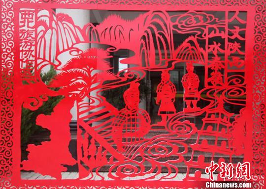 图为“人文陕西、山水秦岭”剪纸。 高海 摄