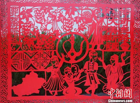图为“传奇丝路、大美新疆”剪纸。 高海 摄